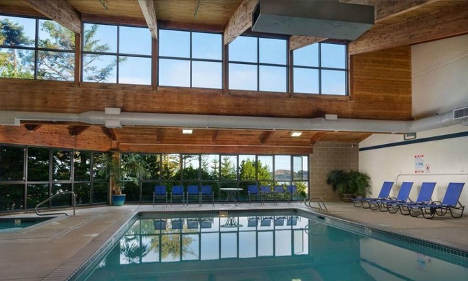 Newport Casa | Newport's Best Escape! Indoor Swimming Pool, Ocean View, Free Parking!
