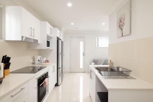 Rocklea Apartamento | Next to a Disk Golf Course! Shops! AirCon! 139AF1
