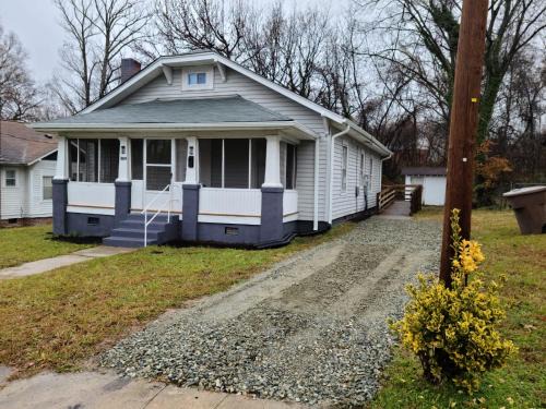 Greensboro Casa | Next to Downtown Greensboro Bungalow Rooms