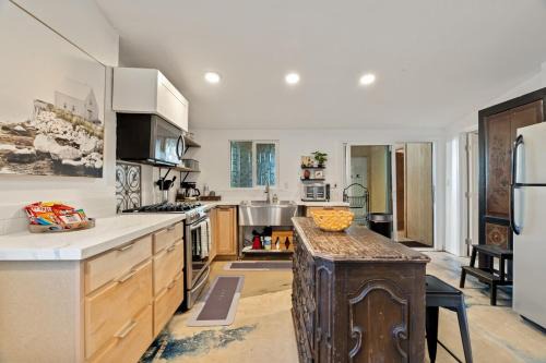 Logan Heights Casa | Next to Downtown Huge yard with Parking