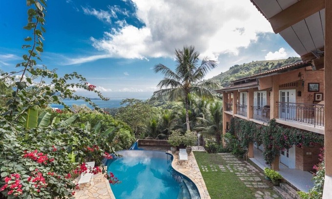 Ilhabela Casa | Junto al bosque Atlantica, con piscina, 9 suites con terraza y vista al mar.