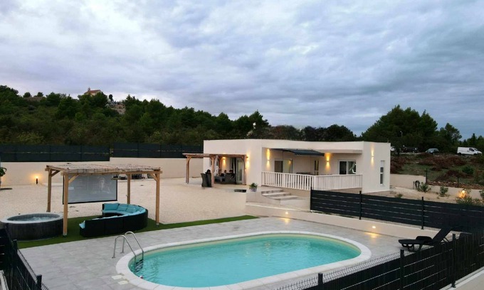 Bilice Villa | Familly house with heated pool WHITOUT CHEMICAL,jacuzzi&cinema projector