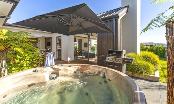 Wharewaka Casa | Nga Roto Retreat with Hot Tub