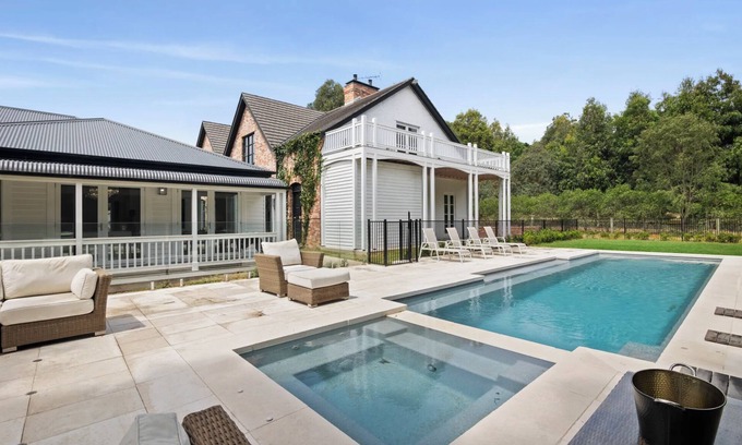 Torquay Casa | Heritage Luxury Retreat with Pool, Spa & Gardens