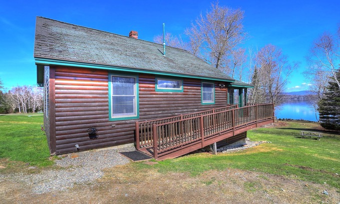 Rangeley Plantation Cabina | Niboban Cabin #8 -Two floors and pet friendly!