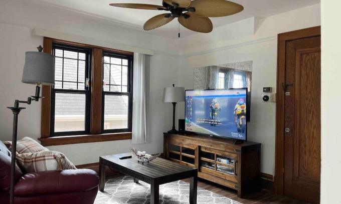 West Allis Apartamento | Nice 1 BR Apt, WIFI & Office, Near State Fair and Milwaukee Mile