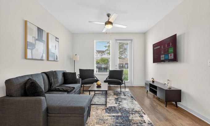 Arlington Apartamento | Nice 2 BR Apt/King Bed/Pool/Gym/Clse 2 Beach/Mayo