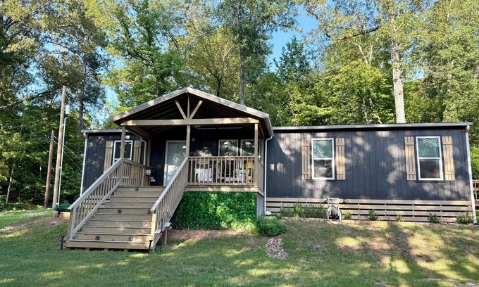 Livingston Casa | Nice 3-bedroom house with AC in Livingston. Come enjoy the relaxing cabin 301