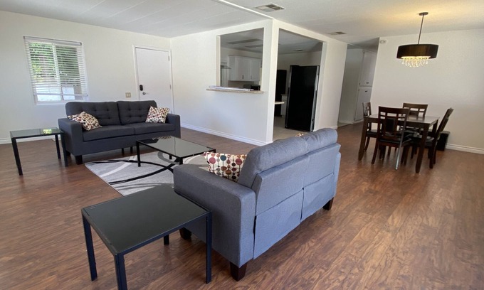 Woodland Hills Casa | Nice and cozy 2 bedrooms guest house with parking in premises