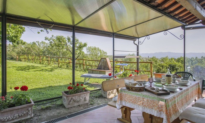 Castelfranco di Sopra Villa | Acogedor apartamento en villa con WIFI, piscina, terraza, mascotas permitida y aparcamiento
