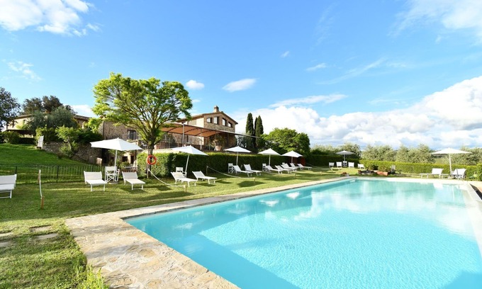 Quercegrossa Apartamento | Acogedor apartamento con A/C, WIFI, piscina, TV, mascotas permitida y aparcamiento, cerca de Siena