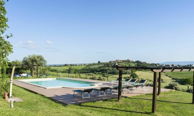 Castiglione del Lago Casa | Nice apartment in villa with WIFI, A/C, pool, TV, patio, pets allowed, panoramic view and parking