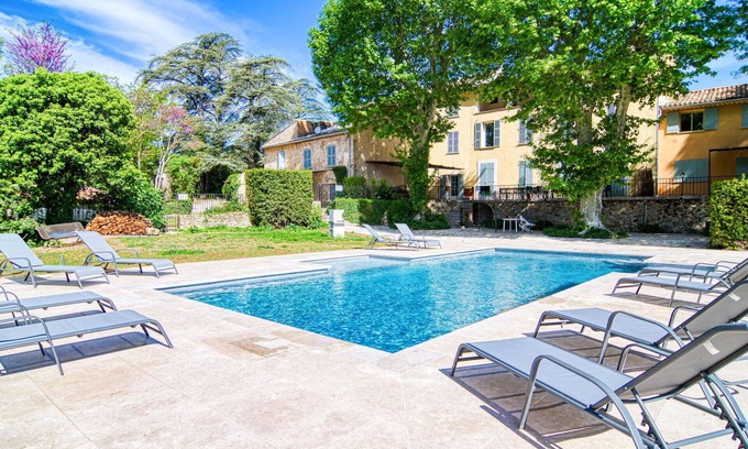 Besse-sur-Issole Casa | Acogedor apartamento en villa para 8 personas con piscina, WIFI, TV, terraza y aparcamiento