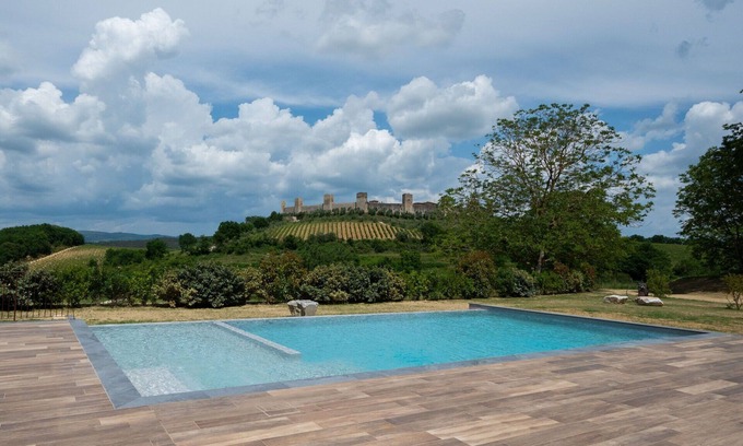Monteriggioni Apartamento | Acogedor apartamento con piscina, WIFI, A/C, TV, mascotas permitida y aparcamiento, cerca de Siena
