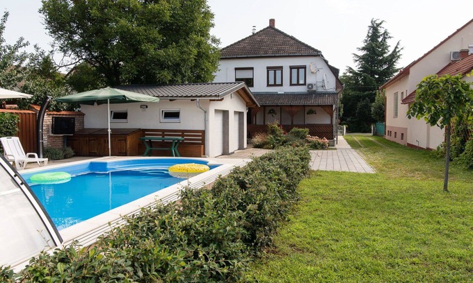 Balatonkeresztur Apartamento | Hermoso apartamento para 10 personas con piscina privada, A/C, WIFI, TV, balcón y aparcamiento