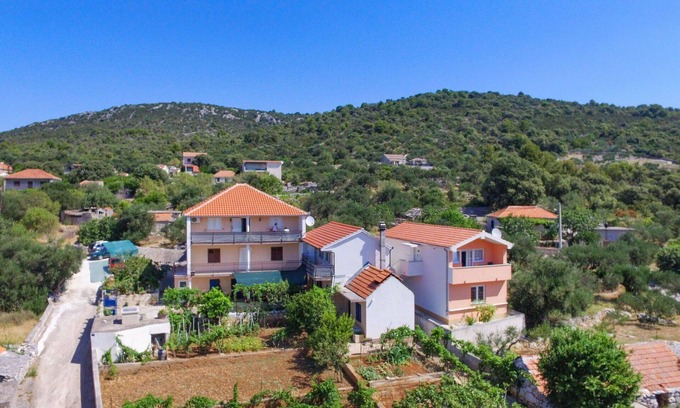Vinisce Apartamento | Hermoso apartamento para 4 personas con WIFI, A/C, TV, balcón, mascotas permitida y aparcamiento