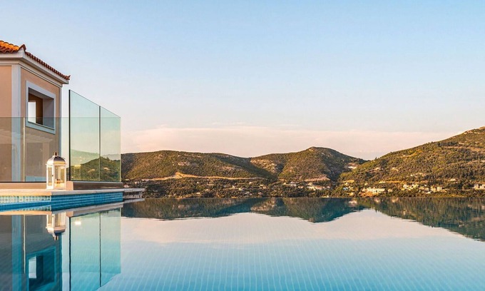 Samos Apartamento | Acogedor apartamento para 4 personas con A/C, WIFI, piscina, TV, vista panorámica y aparcamiento