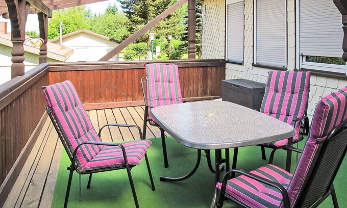 Steinbach-Hallenberg Casa | Bonito apartamento en villa para 4 personas con WIFI, TV y patio