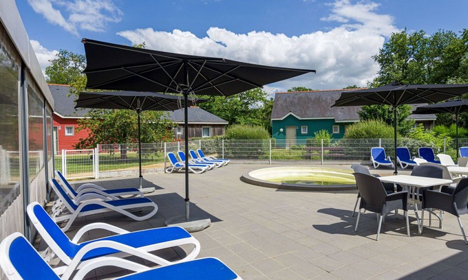 Saumur Casa | Hermoso apartamento en villa con internet, piscina, TV, terraza, mascotas permitida y aparcamiento