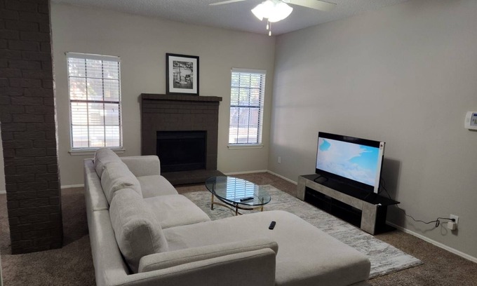 Northeast Carrollton Apartamento | Nice apartment unit near restaurants & bars