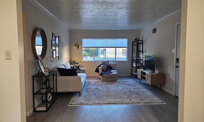 Maxwell Park Apartamento | Nice apartment with AC in vibrant Oakland Maxwell Park area.