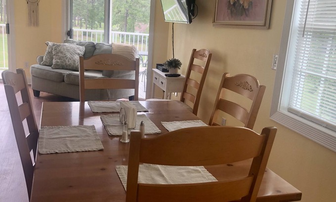 Calabash Apartamento | Nice apartment with golf course view in prestigious Brunswick Golf. Fits 4.