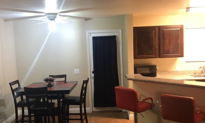 Las Vegas Condominio | Nice bedroom with private bathroom.