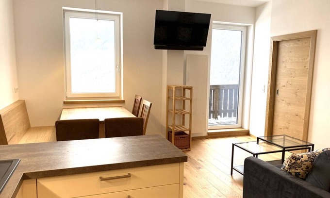 Krimml Apartamento | Nice bright apartment in Krimml village, free WiFi, TV, 4 beds, fitted kitchen