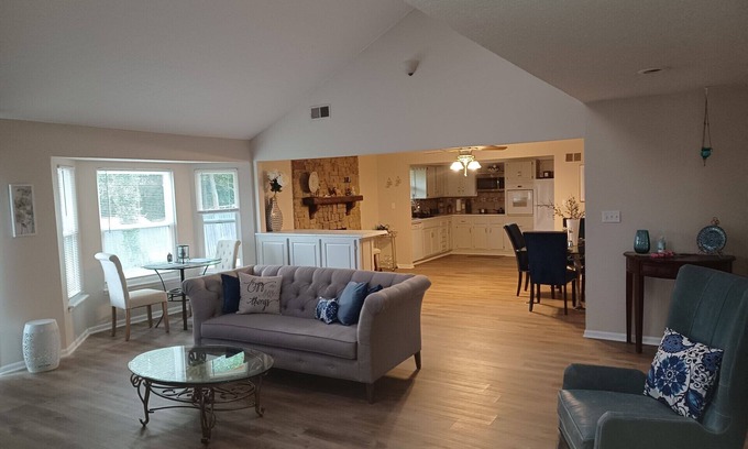 Kansas City Casa | Nice Centrally Located Home