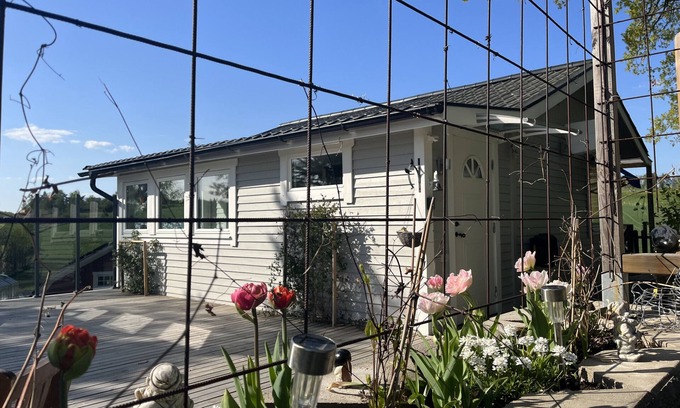 Finspang Casa | Nice cottage with lake view