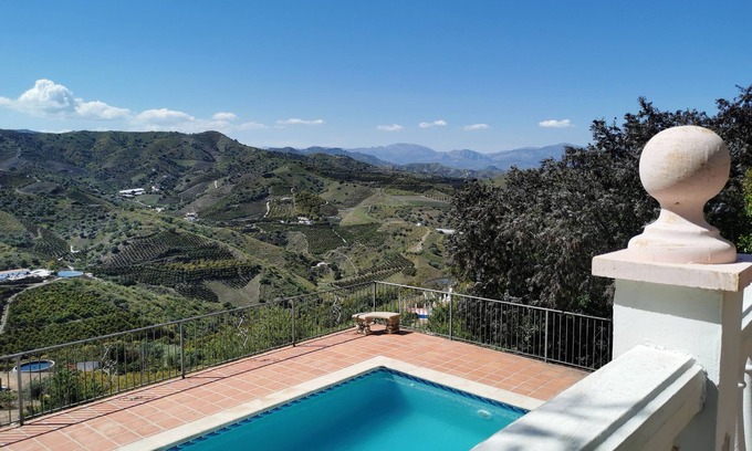 Iznate Casa | Nice country house with pool, stunning views and walking distance to the village