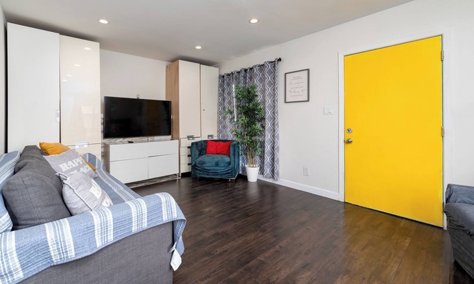 Oakland Casa | Nice cozy home. free parking on site