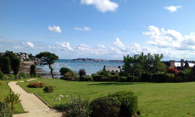 Dinard Apartamento | Nice duplex apartment in an ancient priory, access to the beach through the park