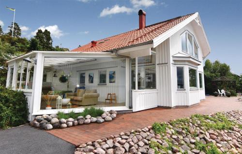 Alingsas Casa | Nice Home In Alingsås With Lake View