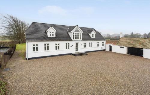 Roslev Casa | Nice Home In Roslev With Kitchen