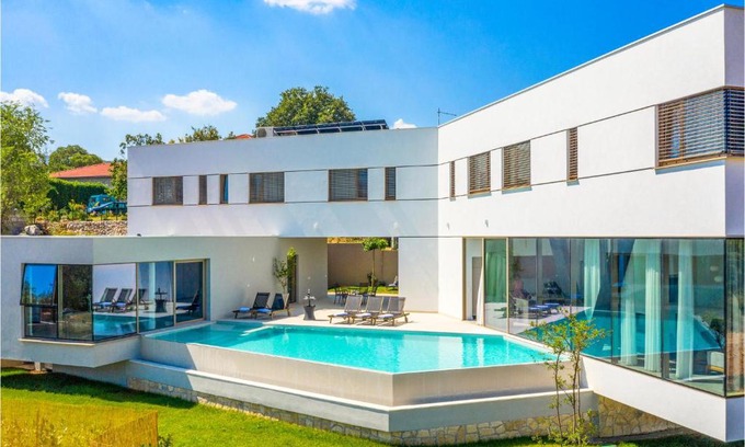 Zmijavci Casa | Stunning home in Zmijavci with 5 Bedrooms, WiFi and Swimming pool