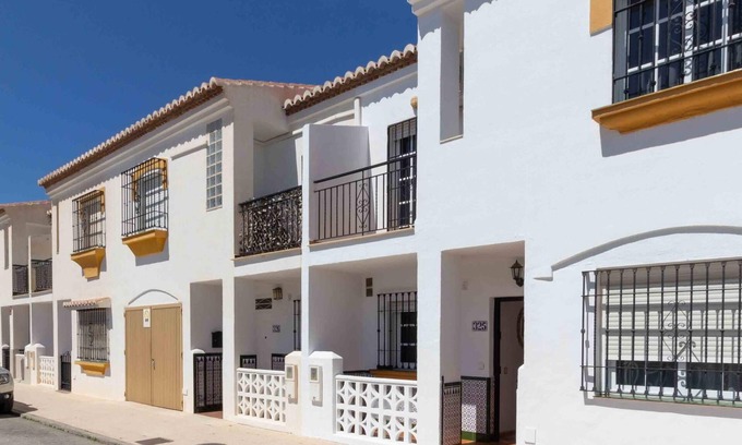 Salobrena Villa | Bonita casa cerca del mar con piscina compartida