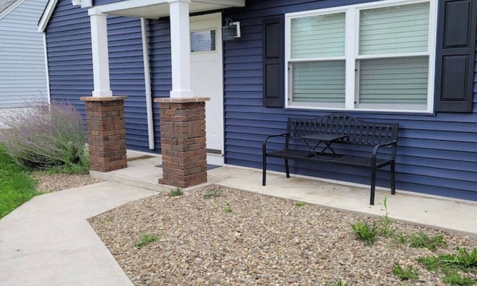 West Seneca Casa | Nice house with private parking, king bed fenced yard