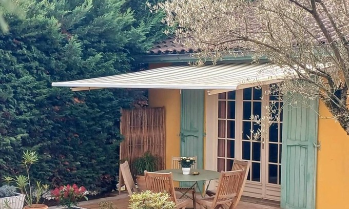 Charbonnieres-les-Bains Apartamento | Nice little house with garden