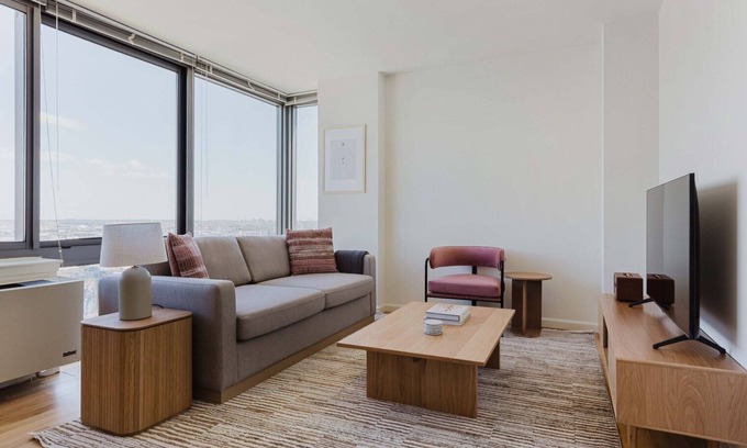 Hunters Point Apartamento | Nice Long Island City 1BR w/ A/C, Elev & Laundry, by Blueground