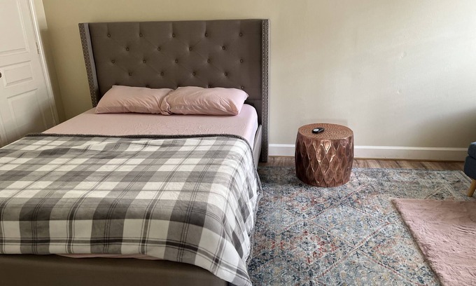 Chelsea Harbour Casa | Nice luxurious queen bedroom stay at blue water lake 🏡 in center of Sugar land.