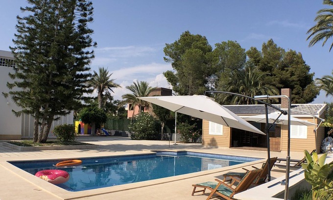 Elche Chalet De Esquí | Bonito chalet moderno, de seis habitaciones y cinco baños. Con piscina y jacuzzi