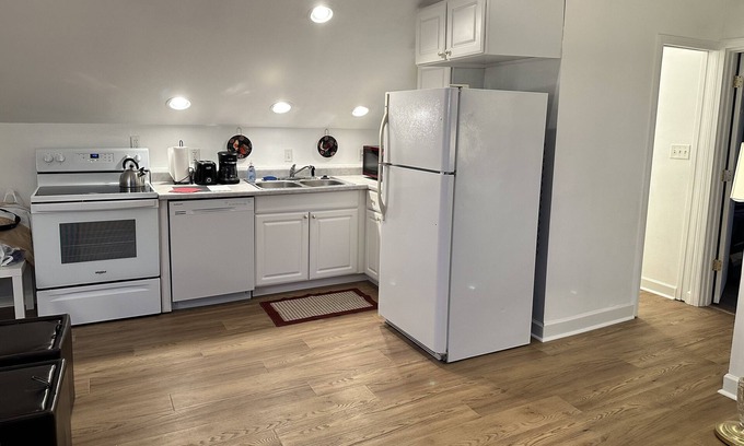 Mapleton/Fall Creek Cabaña | Nice quiet 1 bedroom Queen bed Carriage House in historic neighborhood.