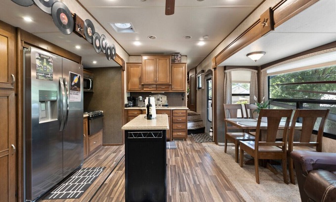 Disston Heights Casa | Nice spacious RV queen bed plus rollaway twin mattress