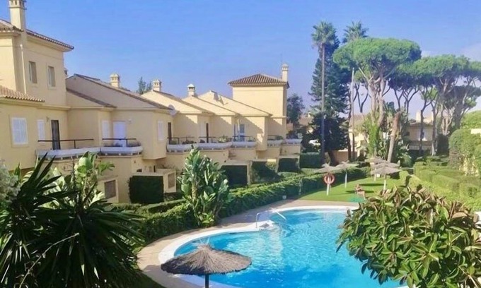 Los Gallos-Cerromolino Chalet De Esquí | Bonita casa adosada con piscina ubicada en el Novo Santi Petri (Calle Galba)
