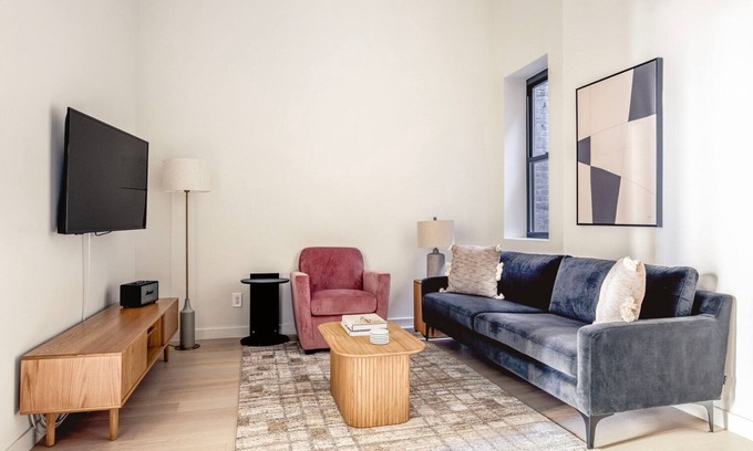 Lincoln Square Apartamento | Nice UWS 2BR w/ Elevator & In-Unit W/D, nr Central Park, by Blueground