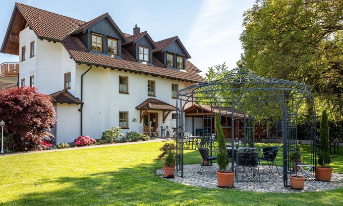 Neufrach Apartamento | Bonito apartamento de vacaciones 6 en "Trostelhof" con balcón, jardín compartido y Wi-Fi