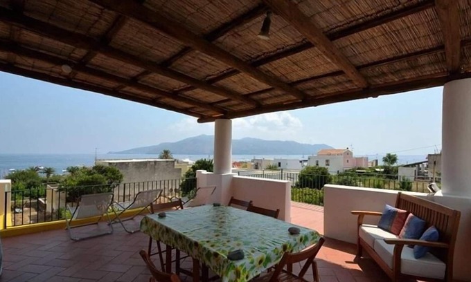 Lingua Casa | Santa Marina Salina: Espléndida casa eòlica con jardin, vista espécial sobre el mar.