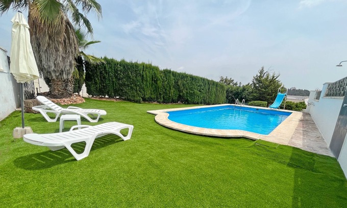 Gilet Chalet De Esquí | Nice villa with private pool in Gilet