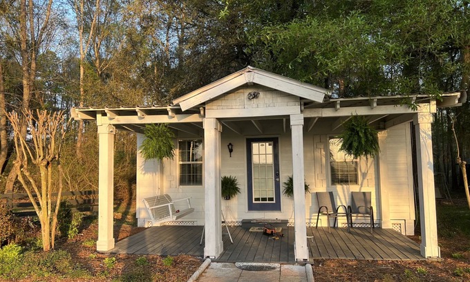 Hartsfield Cabaña | Nico's Cottage: Nestled in the woods next to DeMott Lakeside